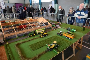 Lapte : un mini-Salon de l&#039;agriculture avec du matériel agricole, forestier et travaux publics (vidéo)