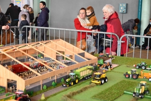 Lapte : un mini-Salon de l&#039;agriculture avec du matériel agricole, forestier et travaux publics (vidéo)