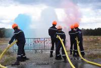 Monistrol-sur-Loire : le drapeau tricolore illustré par les lances des pompiers