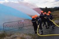 Monistrol-sur-Loire : le drapeau tricolore illustré par les lances des pompiers