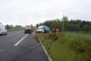 RN88 : un fourgon rempli de volailles part en tonneau à Saint-Maurice-de-Lignon