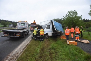 RN88 : un fourgon rempli de volailles part en tonneau à Saint-Maurice-de-Lignon