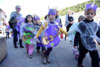 Monistrol-sur-Loire : un Carnaval déjanté et coloré dans les rues (vidéo)