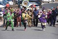 Monistrol-sur-Loire : un Carnaval déjanté et coloré dans les rues (vidéo)