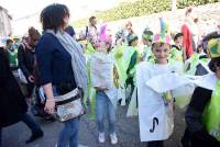 Monistrol-sur-Loire : un Carnaval déjanté et coloré dans les rues (vidéo)