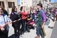 Monistrol-sur-Loire : un Carnaval déjanté et coloré dans les rues (vidéo)