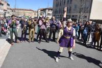 Monistrol-sur-Loire : un Carnaval déjanté et coloré dans les rues (vidéo)