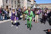 Monistrol-sur-Loire : un Carnaval déjanté et coloré dans les rues (vidéo)