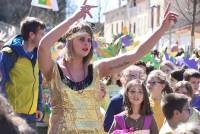 Monistrol-sur-Loire : un Carnaval déjanté et coloré dans les rues (vidéo)