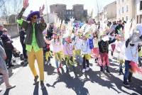 Monistrol-sur-Loire : un Carnaval déjanté et coloré dans les rues (vidéo)