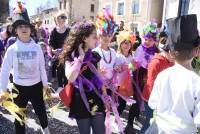 Monistrol-sur-Loire : un Carnaval déjanté et coloré dans les rues (vidéo)