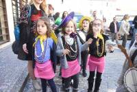 Monistrol-sur-Loire : un Carnaval déjanté et coloré dans les rues (vidéo)