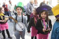 Monistrol-sur-Loire : un Carnaval déjanté et coloré dans les rues (vidéo)