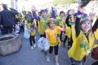 Monistrol-sur-Loire : un Carnaval déjanté et coloré dans les rues (vidéo)