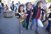 Monistrol-sur-Loire : un Carnaval déjanté et coloré dans les rues (vidéo)