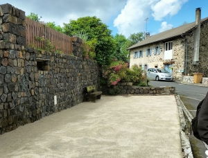 Saint-Julien-du-Pinet : des jeunes entretiennent le patrimoine