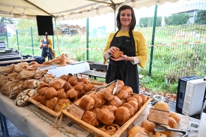 Monistrol-sur-Loire : des sourires malgré la pluie pour la Journée du commerce de proximité