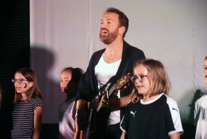 Saint-Maurice-de-Lignon : Théophile Ardy accompagné sur scène d&#039;écoliers