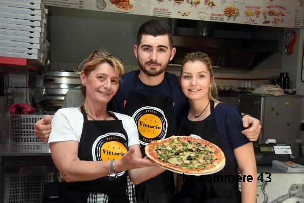 Patricia, Victor et Agathe Carrez|Patricia et Victor Carrez entourent Diego Insalaco.||