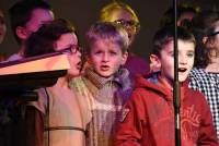 Les enfants de l&#039;école de musique ont interprété un chant de Noël.