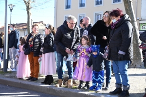 Le Carnaval des enfants met de la couleur à Bas-en-Basset