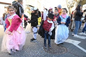 Le Carnaval des enfants met de la couleur à Bas-en-Basset