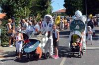 Les bambins ouvraient la marche.Et ça devait chauffer sous les casques des cosmonautes....