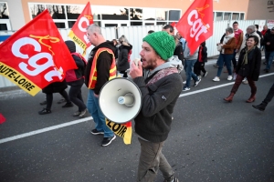 Réforme des retraites : une &quot;retraite&quot; aux flambeaux à Monistrol-sur-Loire (vidéo)