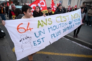 Réforme des retraites : une &quot;retraite&quot; aux flambeaux à Monistrol-sur-Loire (vidéo)