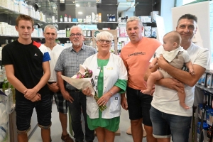 Marie-Laure Chapuis entourée des maris de ses collègues