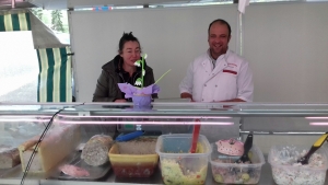 Dunières : les résidentes de la maison seniors remercient les commerçants avec du muguet en carton