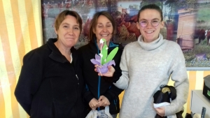 Dunières : les résidentes de la maison seniors remercient les commerçants avec du muguet en carton