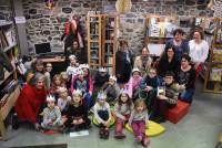 Araules : les enfants fabriquent leur couronne pour la galette des rois