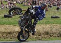 Patrick Bernaud assurera le show sur la terre ferme avec sa moto.