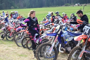 220 pilotes sur l&#039;endurance moto à Sauvessanges