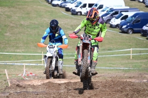 220 pilotes sur l&#039;endurance moto à Sauvessanges