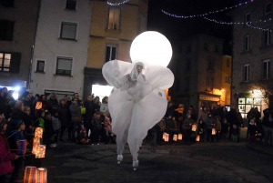 Yssingeaux : trois personnages géants illuminent les yeux des enfants (vidéo)