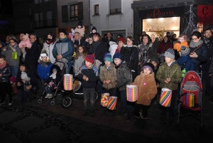 Yssingeaux : trois personnages géants illuminent les yeux des enfants (vidéo)