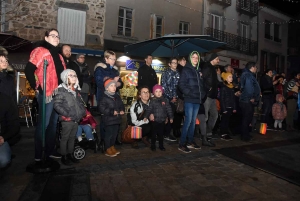 Yssingeaux : trois personnages géants illuminent les yeux des enfants (vidéo)