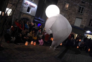 Yssingeaux : trois personnages géants illuminent les yeux des enfants (vidéo)