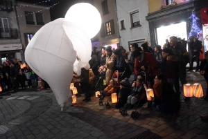 Yssingeaux : trois personnages géants illuminent les yeux des enfants (vidéo)