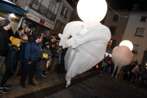 Yssingeaux : trois personnages géants illuminent les yeux des enfants (vidéo)