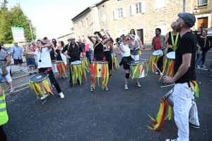 Montfaucon-en-Velay : les classes en 4 défilent pour leur changement de dizaine (vidéo)