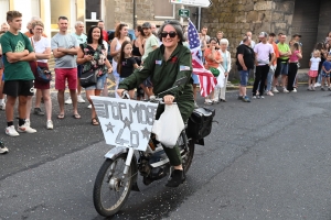 Montfaucon-en-Velay : les classes en 4 défilent pour leur changement de dizaine (vidéo)