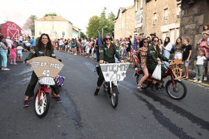 Montfaucon-en-Velay : les classes en 4 défilent pour leur changement de dizaine (vidéo)