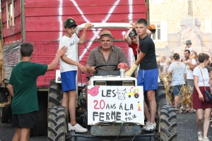 Montfaucon-en-Velay : les classes en 4 défilent pour leur changement de dizaine (vidéo)