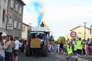 Montfaucon-en-Velay : les classes en 4 défilent pour leur changement de dizaine (vidéo)