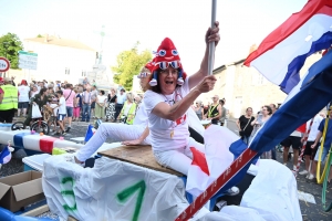 Montfaucon-en-Velay : les classes en 4 défilent pour leur changement de dizaine (vidéo)