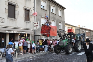 Montfaucon-en-Velay : les classes en 4 défilent pour leur changement de dizaine (vidéo)