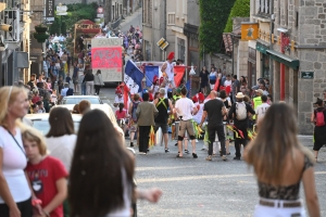 Montfaucon-en-Velay : les classes en 4 défilent pour leur changement de dizaine (vidéo)